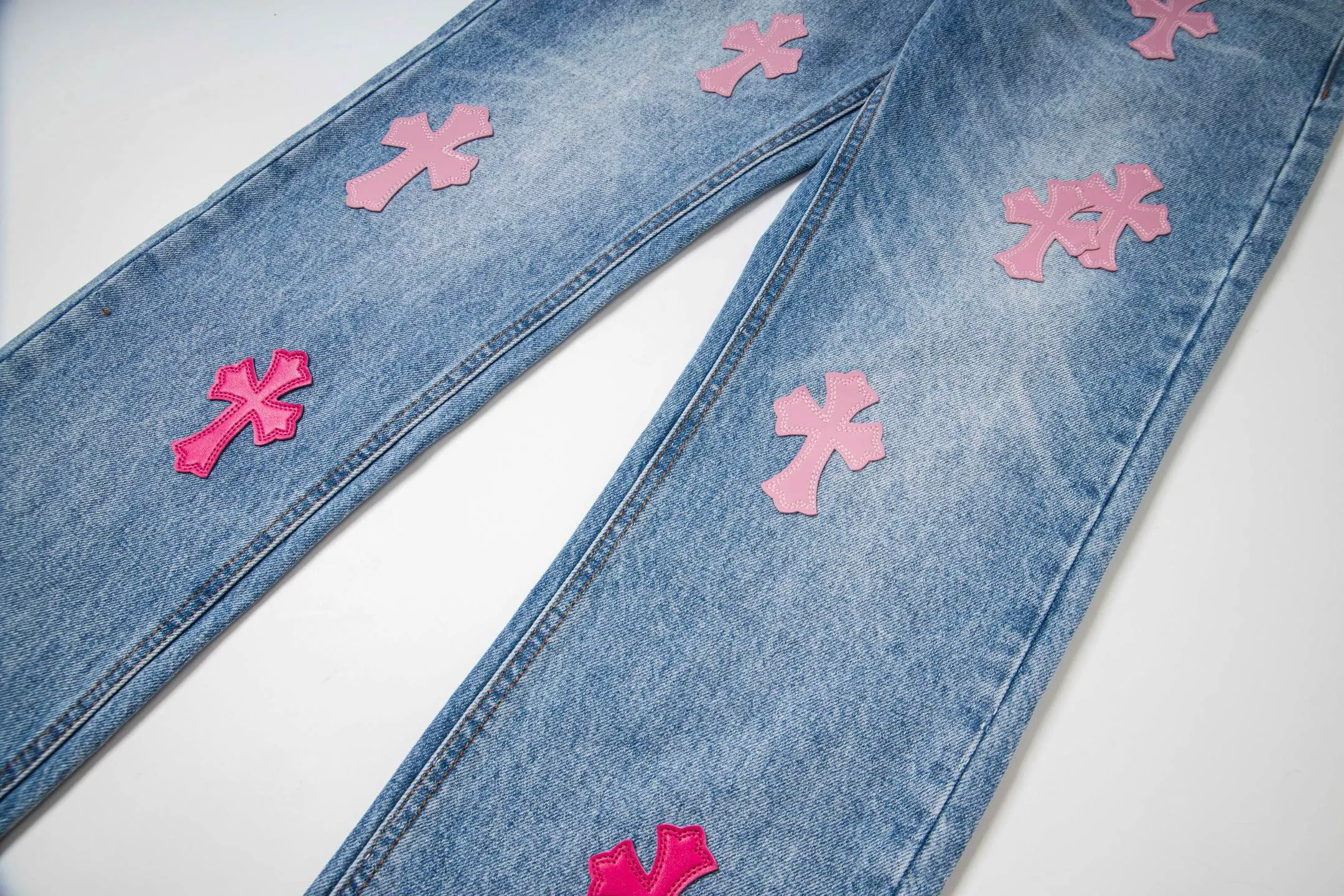 P260 (Higher version, evergreen version) Chrome Hearts 25FW CH blue trousers pink leather cross bamboo jeans. They adopt patchwork elements, mostly in the shape of a cross, with glitter on the leather surface. Unique design, simple and elegant details, exquisite workmanship, neat lines of the entire trousers, and perfect details! It’s also so cool that both men and women can easily control it. It’s a gender-neutral trendy up version. Style number: 1728# Color: blue pants and pink leather Size: 28 30 32 34 36